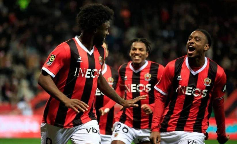 澳客登录入口-足球明星实力碰撞，体育比赛引爆现场观众情绪的简单介绍