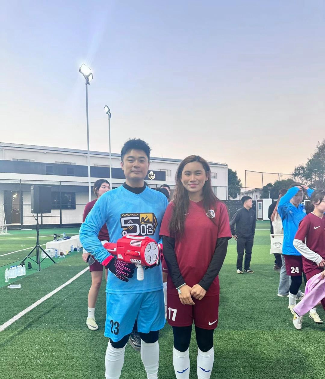 足球明星实力碰撞,体育比赛引爆现场观众情绪的简单介绍 足球明星实力碰撞,体育比赛引爆现场观众情绪的简单介绍