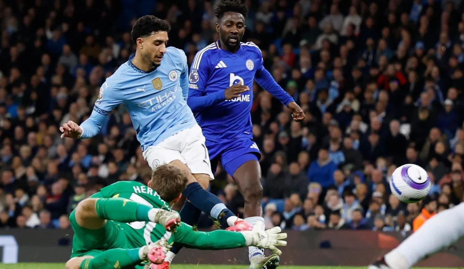 曼城不松懈摘下英国冠军,下一轮对手是莱斯特城 曼城不松懈摘下英国冠军,下一轮对手是莱斯特城