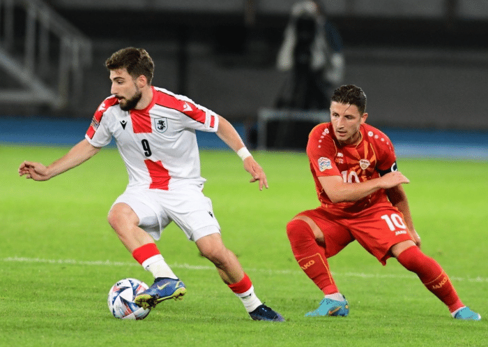 澳客网页版-双方球队在足球比赛中展现出色技术