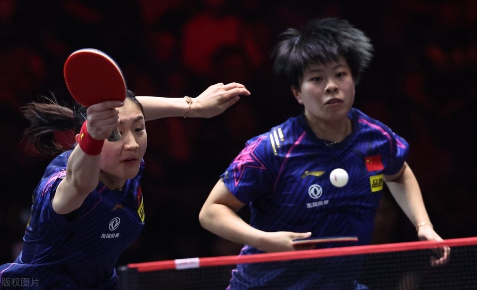 卢森堡选手与搭档携手获得羽毛球比赛冠军 卢森堡选手与搭档携手获得羽毛球比赛冠军