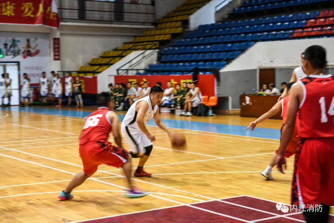 包含激烈角逐:球场上的火药味愈发浓厚的词条 包含激烈角逐:球场上的火药味愈发浓厚的词条