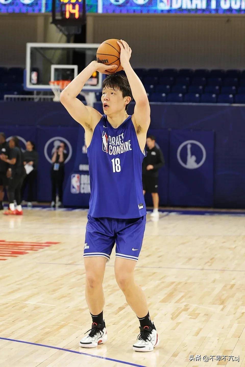 澳客课程-亚洲杯热身赛中出现争执，裁判临场调停