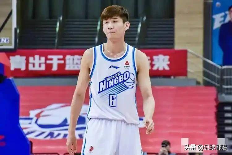 亚洲杯热身赛中出现争执,裁判临场调停 亚洲杯热身赛中出现争执,裁判临场调停