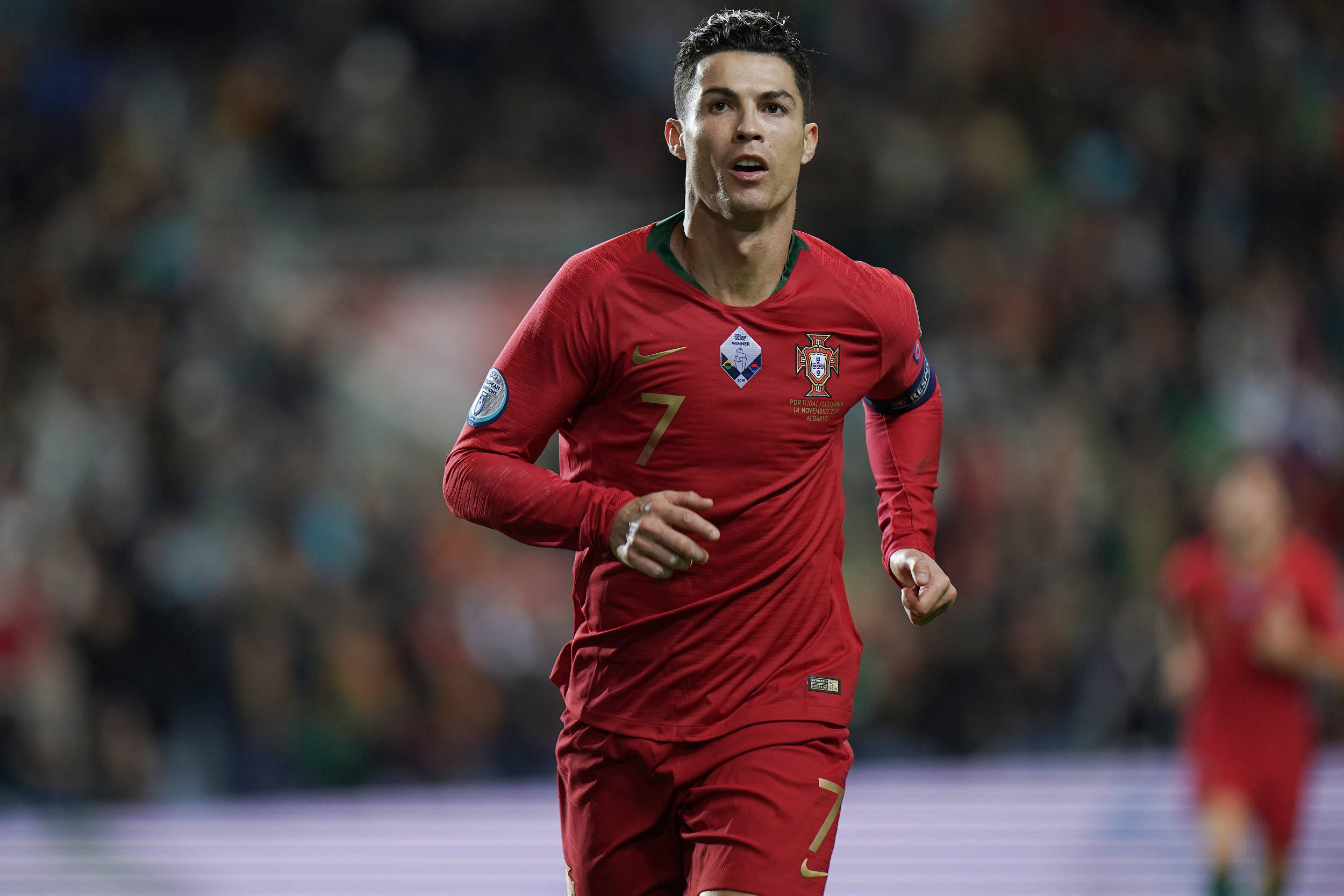 包含C罗成功助葡萄牙晋级欧洲杯决赛,决定继续为国家队效力的词条 包含C罗成功助葡萄牙晋级欧洲杯决赛,决定继续为国家队效力的词条