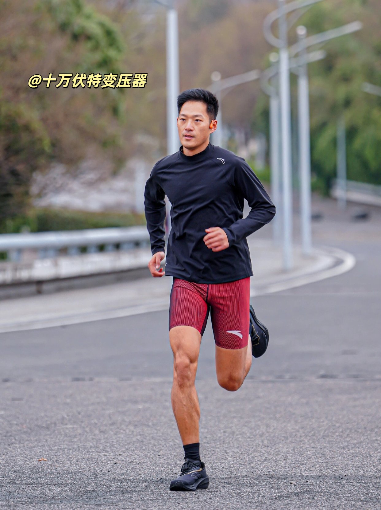 极速飞奔!选手轻松跨越终点线的简单介绍 极速飞奔!选手轻松跨越终点线的简单介绍