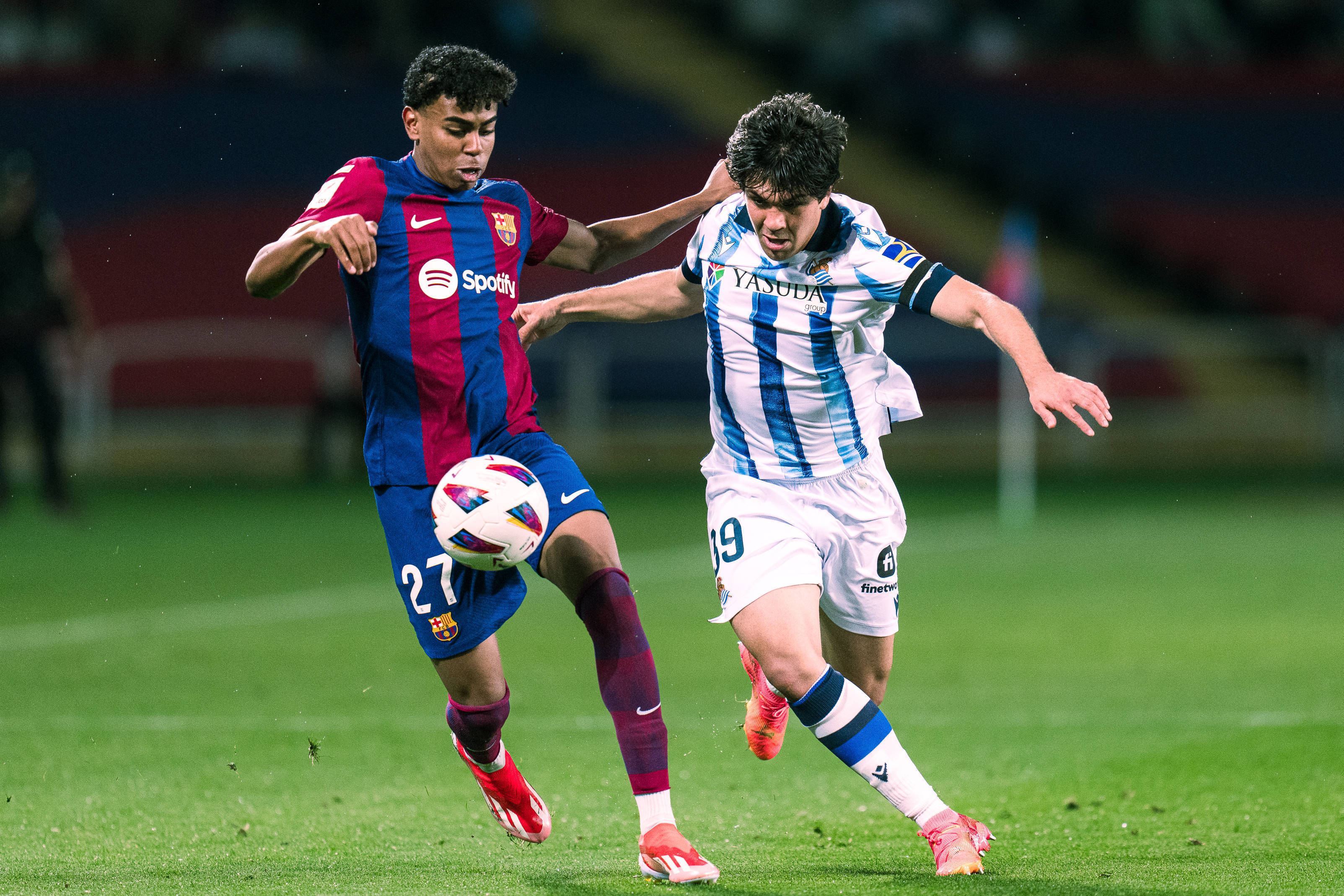 足球锦标赛激烈角逐掀起风暴