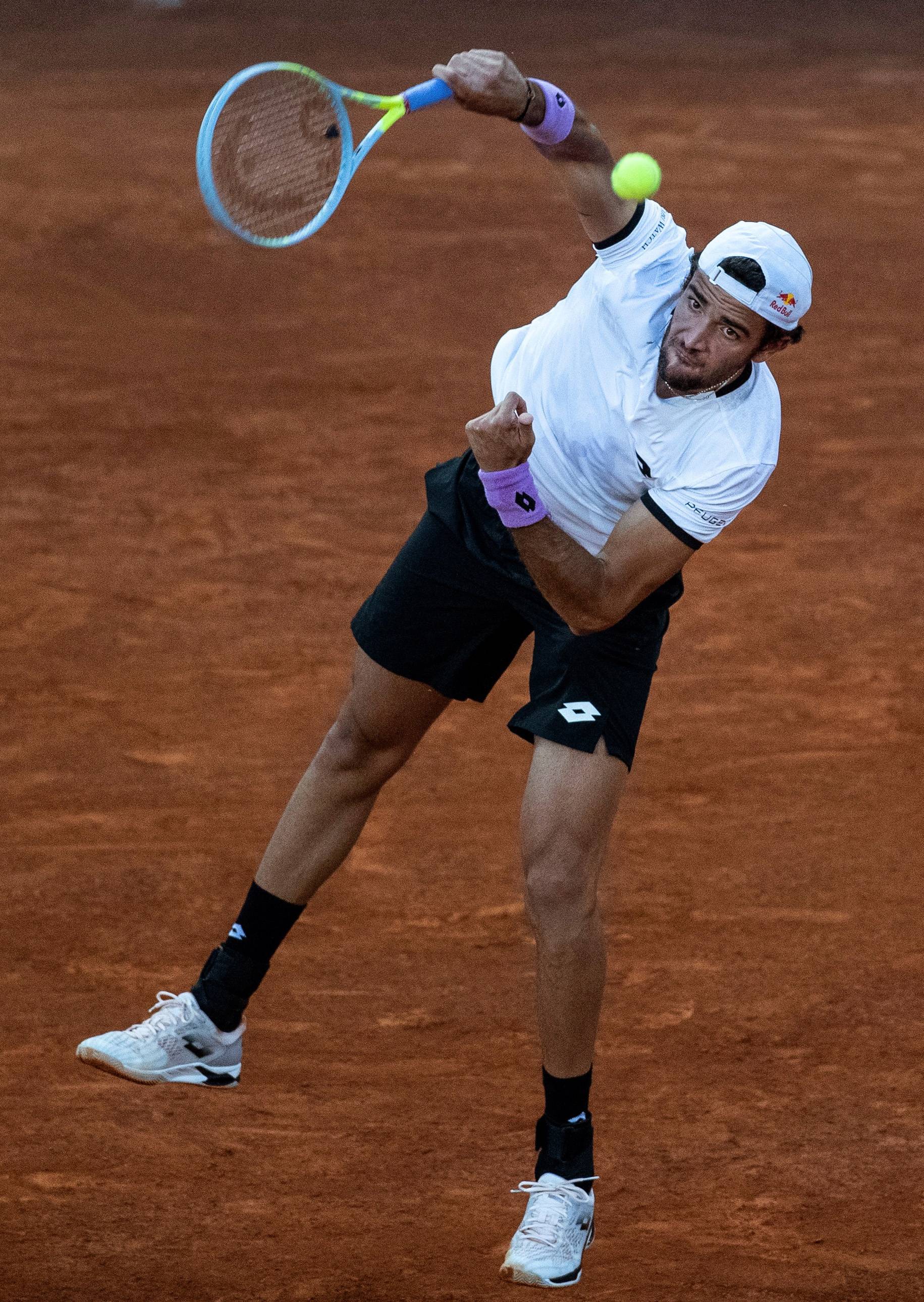 意大利后卫在马德里慈善赛上秀绝技的简单介绍