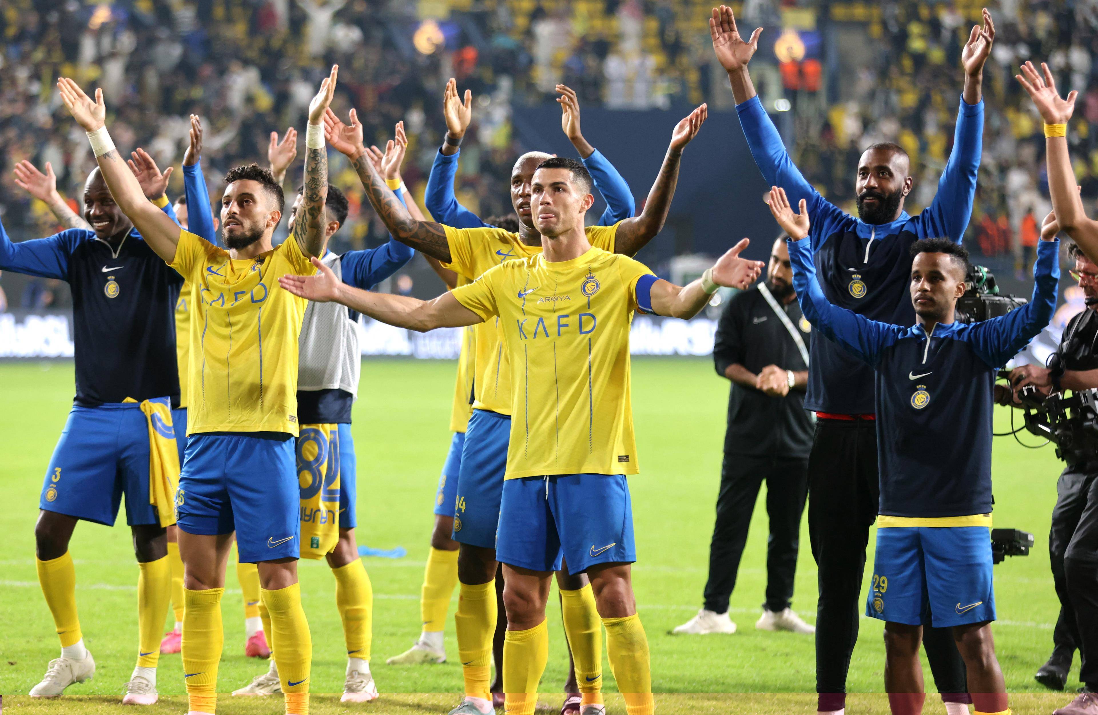 一场胜利后球队庆祝的欢乐场面 一场胜利后球队庆祝的欢乐场面