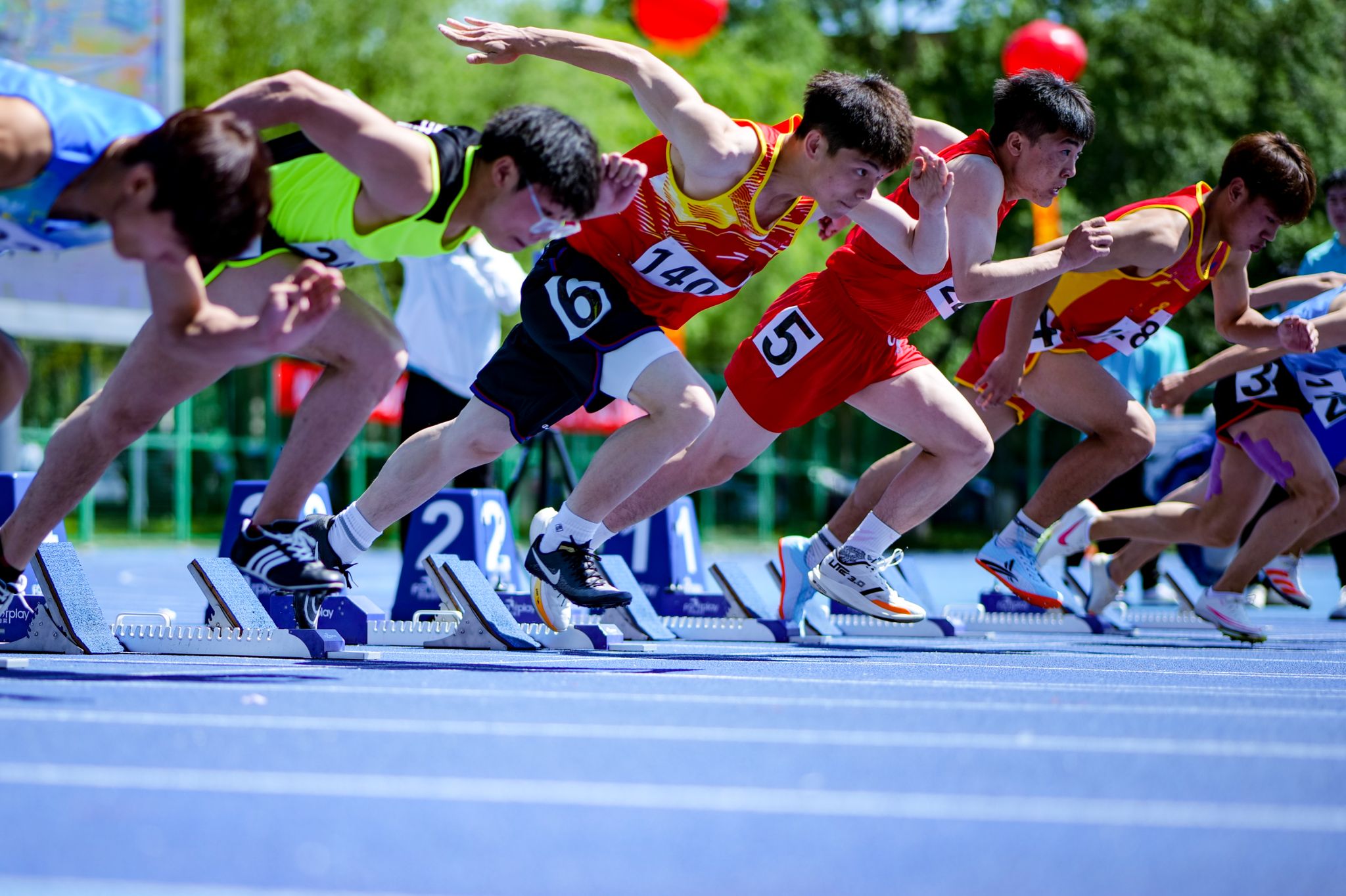 最新比赛:球员们在场上奋勇拼搏 最新比赛:球员们在场上奋勇拼搏